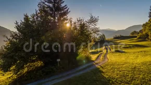 日出山地自然飞翔瑞士空中4k视频的预览图