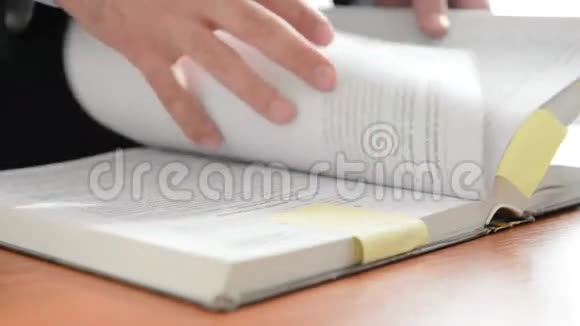 人从书中写笔记全高清视频的预览图