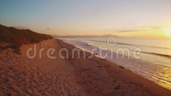 日落时美丽的空中无人机镜头视频的预览图