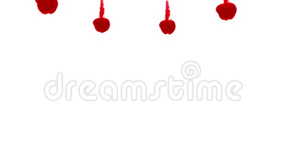 红墨水在白色背景上溶解在水中用Luma哑光计算机仿真的三维渲染许多墨流视频的预览图