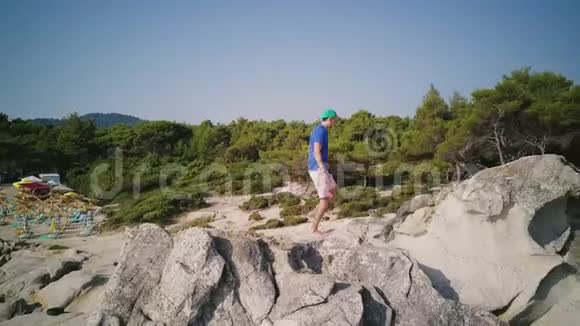 人在岩石海滩空中射击视频的预览图