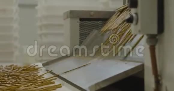 零食生产特写输送机烘烤准备视频的预览图