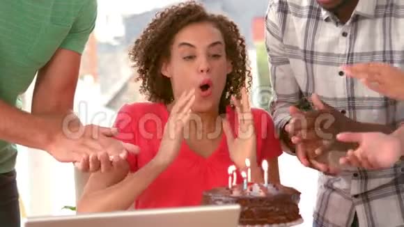 随便的女商人吹她的生日蛋糕视频的预览图