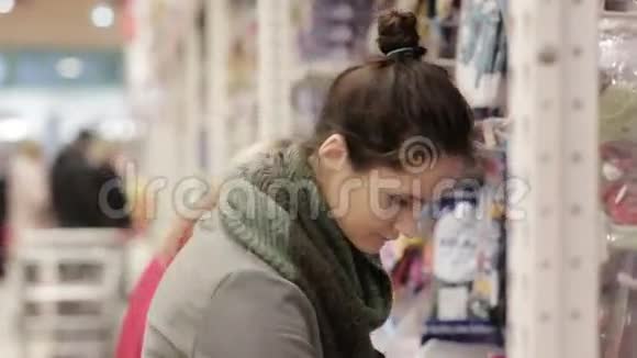年轻女子在超市里选菜视频的预览图