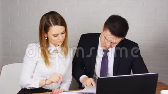 商务人士在现代办公室围桌而行视频的预览图