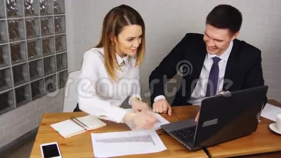 商务人士在现代办公室围桌而行视频的预览图