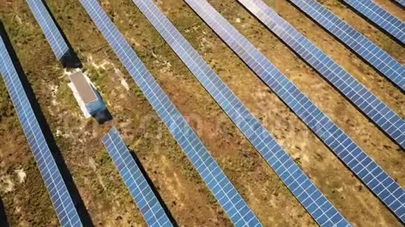 空中观景台用太阳飞过太阳能发电厂太阳能电池板和太阳空中无人机射击4K30fpsProRes总部视频的预览图
