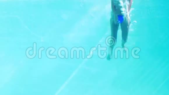穿着蓝色比基尼的金发女郎跳进游泳池视频的预览图
