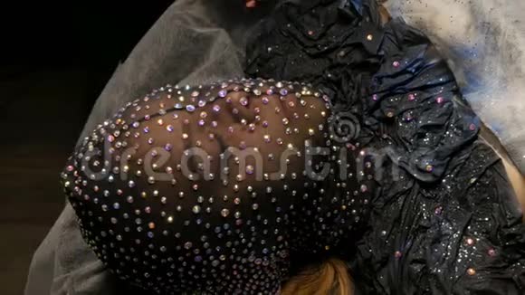 时尚一个戴着黑色面具的外星女孩戴着闪闪发光的莱茵石闪闪发光的金属蝴蝶视频的预览图
