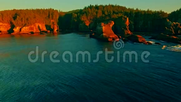 日落时分一只鲸鱼在岩石湾附近咆哮视频的预览图