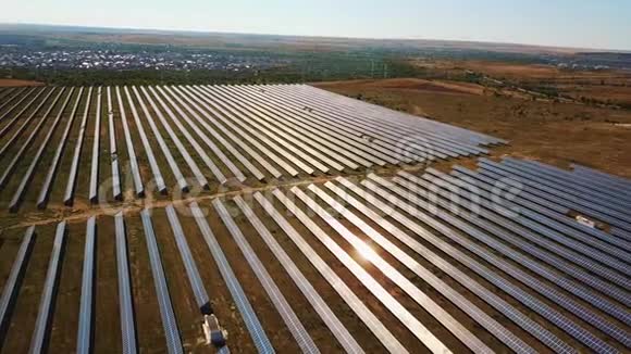 空中观景台用太阳飞过太阳能发电厂太阳能电池板和太阳空中无人机射击4K30fpsProRes总部视频的预览图