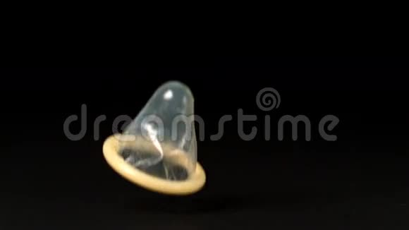 避孕套掉在黑色的背景上视频的预览图