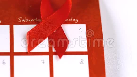 降在日历上的艾滋病红丝带符号视频的预览图