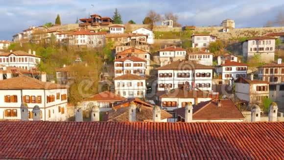土耳其萨夫兰博鲁传统奥斯曼安纳托利亚村的日间延时放大视频的预览图