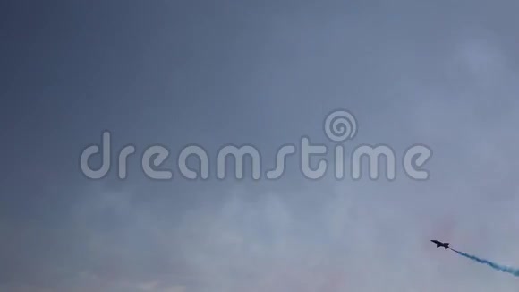 带蓝色烟雾的喷气式飞机向左对角飞行视频的预览图