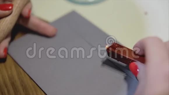 女孩放了一个密封蜡紫丁香信封上的红蜡印章或签名视频的预览图