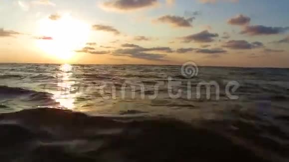 日落于海面从一艘移动的船上眺望视频的预览图