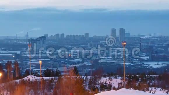 城市背景的日落埃卡捷琳堡时间视频的预览图