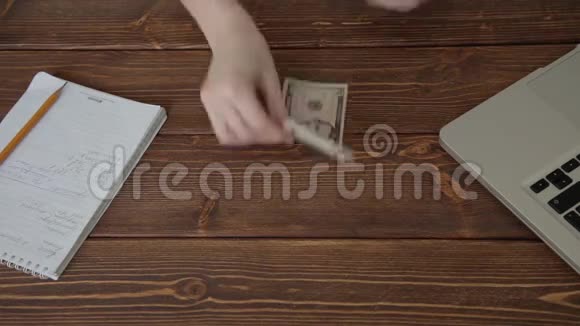 女人在桌上数钱视频的预览图