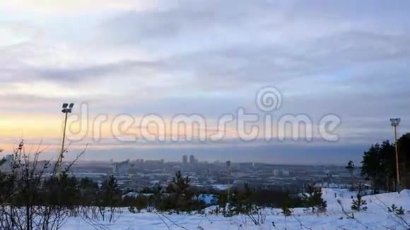 日落时分的城市埃卡捷琳堡时间流逝照相机视频的预览图