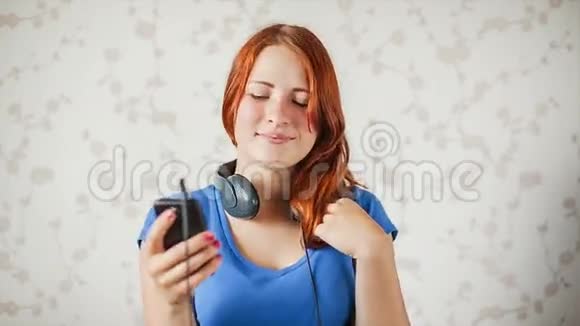 少女听音乐视频的预览图