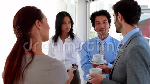 商务团队喝咖啡聊天视频的预览图