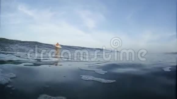 海洋中的业余冲浪者视频的预览图