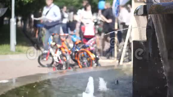 夏天的公园喷泉视频的预览图