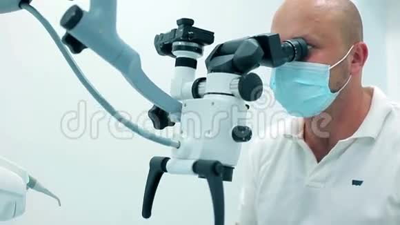 牙医使用牙科显微镜视频的预览图