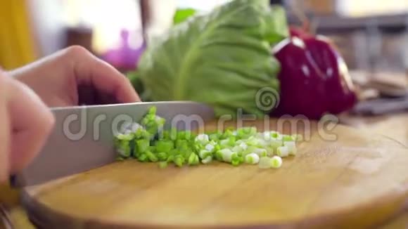 厨师为沙拉做蔬菜特写慢动作视频的预览图