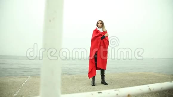 穿着红毯在海边的女人视频的预览图