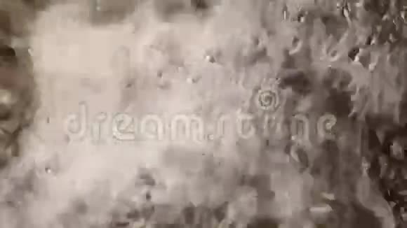 弹簧水位上快速移动气泡晶莹剔透的山河视频的预览图