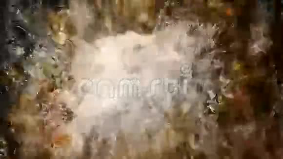 弹簧水位上快速移动气泡晶莹剔透的山河视频的预览图