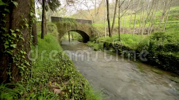 费尔韦达河上的老石桥视频的预览图