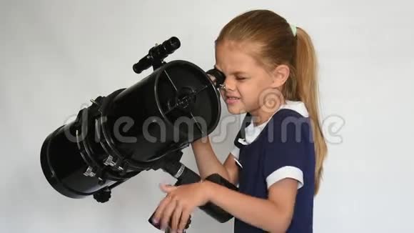 七岁的女孩在反射望远镜里看视频的预览图