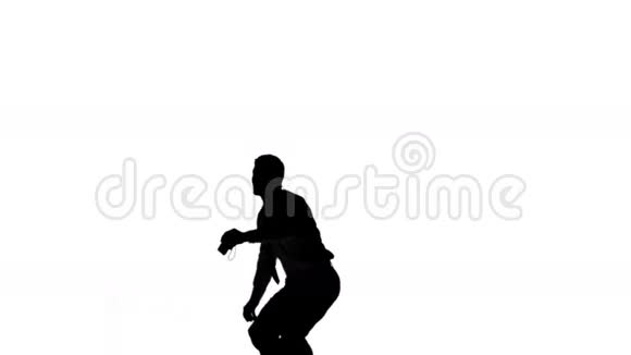 一个跳跃的男人在白色背景下的剪影视频的预览图