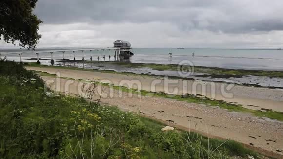 贝布里奇海滩和救生艇站的房子怀特岛视频的预览图
