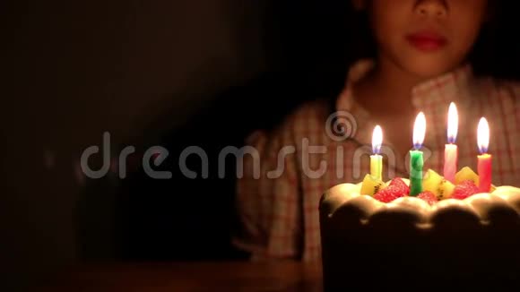 亚洲女孩吹生日蛋糕蜡烛视频的预览图