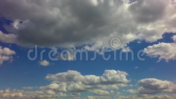 美丽的云彩飘过蓝天时间流逝视频的预览图