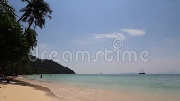 美丽的泰国海湾白沙和棕榈视频的预览图