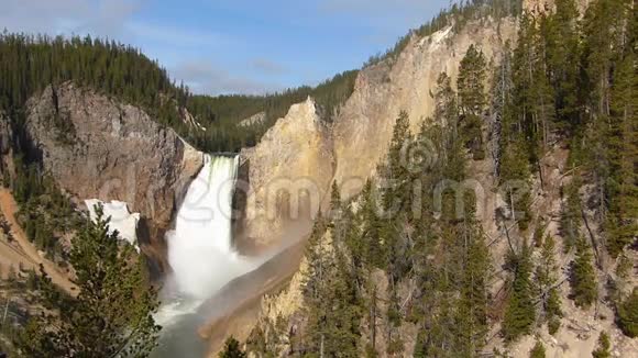 美国怀俄明州黄石国家公园下瀑布视频的预览图