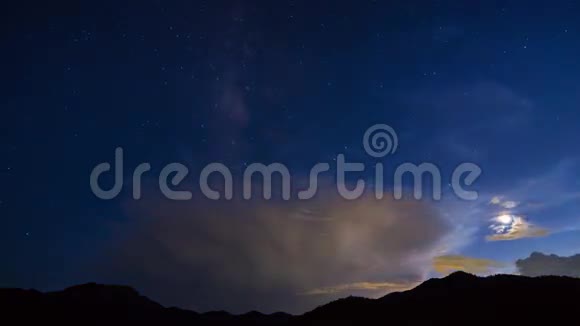 夜空中的时间银河和云视频的预览图