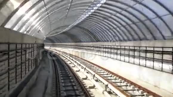 地铁隧道列车操作员驾驶的观点视频的预览图
