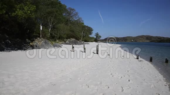苏格兰莫拉尔美丽的白色沙滩银沙从阿里萨格到莫拉尔的海岸线上清澈的绿松石海视频的预览图