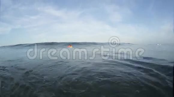 海洋中的业余冲浪者视频的预览图