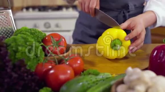 厨师雕刻一个鲜椒慢动作视频的预览图