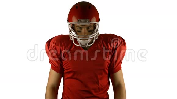 红色严肃的美国足球运动员摆姿势视频的预览图