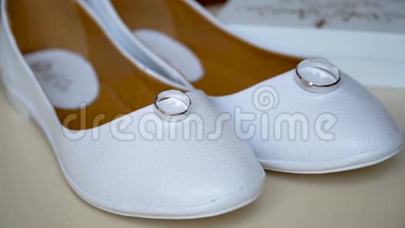 白色新娘鞋和新娘配饰视频的预览图