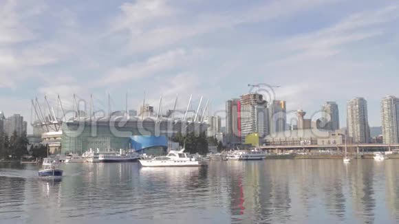 水上巴士即将到达背景是不列颠哥伦比亚省和温哥华市中心视频的预览图