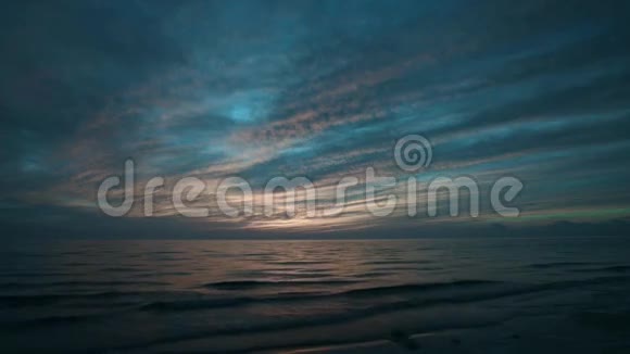 汹涌的蓝色日落海浪向岸涌来视频的预览图